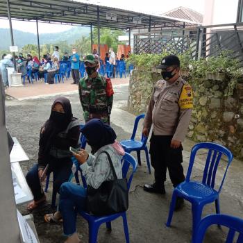 Pastikan Vaksinasi Berjalan Lancar, Babinsa Kaliangkrik dan Babinkamtibmas Dampingi Tim Kesehatan Puskesmas